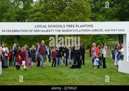 Ascot, Berkshire, Regno Unito. 10th maggio 2022. In collaborazione con Ascot Racecourse e la Crown Estate, studenti di 70 scuole del Berkshire sono venuti a fare le loro foto scattate oggi con 70 alberi piantati nel Windsor Great Park per commemorare sua Maestà il Giubileo del platino della Regina. Credit: Maureen McLean/Alamy Live News Foto Stock