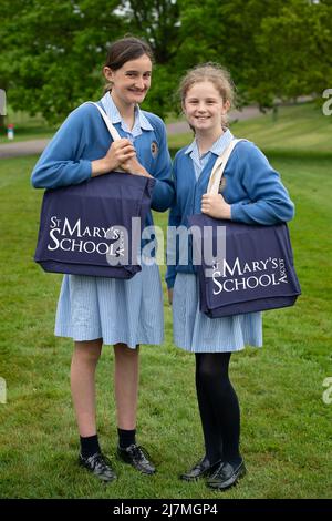 Ascot, Berkshire, Regno Unito. 10th maggio 2022. Gli alunni India e Agathe hanno fatto 13 anni dalla St Mary's School di Ascot. In collaborazione con Ascot Racecourse e la Crown Estate, studenti di 70 scuole del Berkshire sono venuti a fare le loro foto scattate oggi con 70 alberi piantati nel Windsor Great Park per commemorare sua Maestà il Giubileo del platino della Regina. Credit: Maureen McLean/Alamy Live News Foto Stock