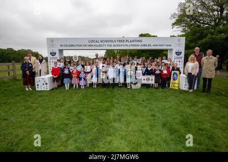 Ascot, Berkshire, Regno Unito. 10th maggio 2022. In collaborazione con Ascot Racecourse e la Crown Estate, studenti di 70 scuole del Berkshire sono venuti a fare le loro foto scattate oggi con 70 alberi piantati nel Windsor Great Park per commemorare sua Maestà il Giubileo del platino della Regina. Credit: Maureen McLean/Alamy Live News Foto Stock