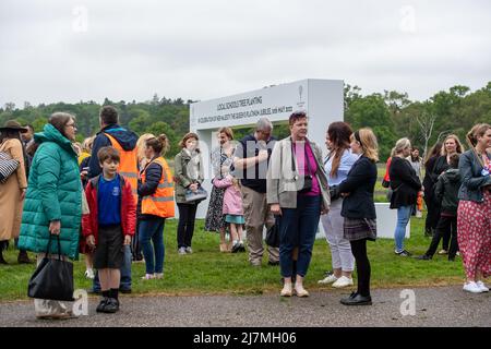 Ascot, Berkshire, Regno Unito. 10th maggio 2022. In collaborazione con Ascot Racecourse e la Crown Estate, studenti di 70 scuole del Berkshire sono venuti a fare le loro foto scattate oggi con 70 alberi piantati nel Windsor Great Park per commemorare sua Maestà il Giubileo del platino della Regina. Credit: Maureen McLean/Alamy Live News Foto Stock