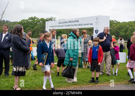 Ascot, Berkshire, Regno Unito. 10th maggio 2022. In collaborazione con Ascot Racecourse e la Crown Estate, studenti di 70 scuole del Berkshire sono venuti a fare le loro foto scattate oggi con 70 alberi piantati nel Windsor Great Park per commemorare sua Maestà il Giubileo del platino della Regina. Credit: Maureen McLean/Alamy Live News Foto Stock