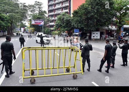 Colombo, Sri Lanka. 10th maggio 2022. I militari stanno in guardia su una strada a Colombo, Sri Lanka, 10 maggio 2022. Mahinda Rajapaksa si è dimesso lunedì come primo ministro dello Sri Lanka quando sono scoppiate violente proteste, e un coprifuoco a livello nazionale è stato imposto fino a mercoledì. Credit: Gayan Sameera/Xinhua/Alamy Live News Foto Stock