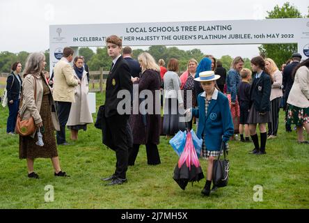 Ascot, Berkshire, Regno Unito. 10th maggio 2022. In collaborazione con Ascot Racecourse e la Crown Estate, studenti di 70 scuole del Berkshire sono venuti a fare le loro foto scattate oggi con 70 alberi piantati nel Windsor Great Park per commemorare sua Maestà il Giubileo del platino della Regina. Credit: Maureen McLean/Alamy Live News Foto Stock