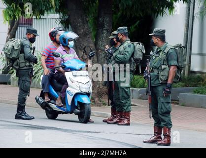 Colombo, Sri Lanka. 10th maggio 2022. I militari sono visti in servizio su una strada a Colombo, Sri Lanka, 10 maggio 2022. Mahinda Rajapaksa si è dimesso lunedì come primo ministro dello Sri Lanka quando sono scoppiate violente proteste, e un coprifuoco a livello nazionale è stato imposto fino a mercoledì. Credit: Ajith Perera/Xinhua/Alamy Live News Foto Stock