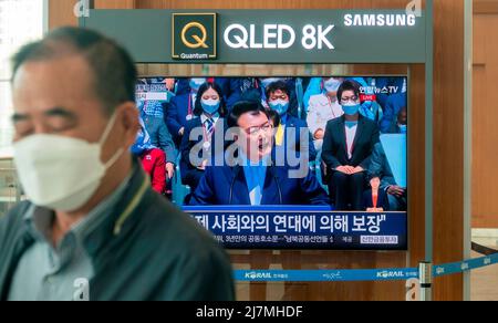 Inaugurazione del Presidente sudcoreano Yoon Suk-Yeol, 10 maggio 2022 : uno schermo TV alla stazione di Seoul che mostra una trasmissione dal vivo del neo eletto presidente sudcoreano Yoon Suk-Yeol inauguration a Seoul, Corea del Sud. Credit: Lee Jae-Won/AFLO/Alamy Live News Foto Stock