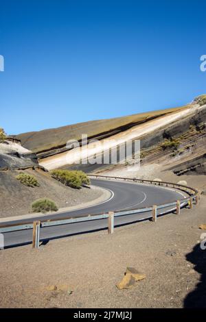 Accatastamento di diversi flussi vulcanici di colori diversi e suggestivi, che la gente del posto conosce come la Tarta, sulla strada per il Parco Nazionale del Teide. Foto Stock