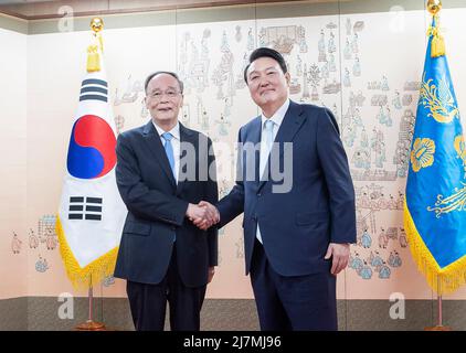 Seul, Corea del Sud. 10th maggio 2022. In visita al vicepresidente cinese Wang Qishan incontro con il nuovo presidente giurato della Corea del Sud Yoon Suk-yeol a Seoul, Corea del Sud, 10 maggio 2022. In qualità di rappresentante speciale del presidente cinese Xi Jinping, Wang ha partecipato alla cerimonia di inaugurazione di Yoon all'inizio della giornata. Credit: Li Tao/Xinhua/Alamy Live News Foto Stock