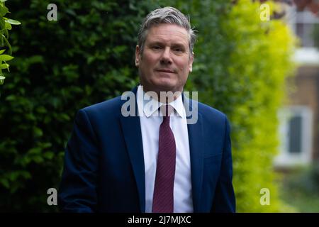 Sir Keir Starmer lascia la sua casa prima dell'apertura di Stato del Parlamento. Il leader laburista ha detto che si dimetterà se la polizia lo multa per aver violato le regole di blocco covido. Foto Stock