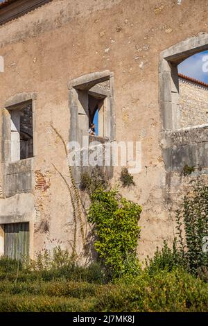 Vista su una parete interna con una finestra dal castello del monastero di Tomar Portogallo Foto Stock