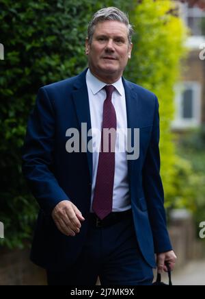 Sir Keir Starmer lascia la sua casa prima dell'apertura di Stato del Parlamento. Il leader laburista ha detto che si dimetterà se la polizia lo multa per aver violato le regole di blocco covido. (Foto di Tejas Sandhu / SOPA Images/Sipa USA) Foto Stock