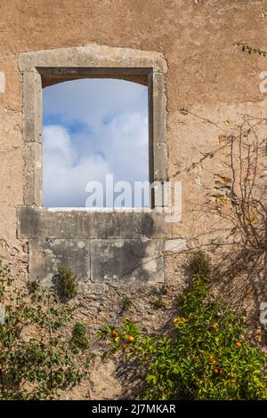 Vista su una parete interna con una finestra dal castello del monastero di Tomar Portogallo Foto Stock