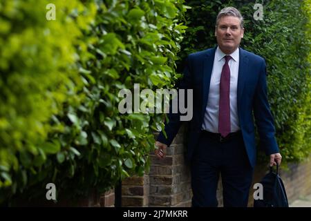 Sir Keir Starmer lascia la sua casa prima dell'apertura di Stato del Parlamento. Il leader laburista ha detto che si dimetterà se la polizia lo multa per aver violato le regole di blocco covido. (Foto di Tejas Sandhu / SOPA Images/Sipa USA) Foto Stock