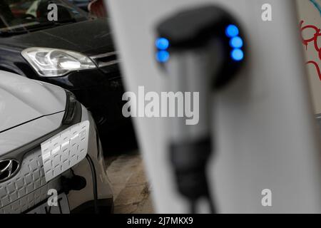 Palma, Spagna. 09th maggio 2022. Un'auto elettrica è collegata a una stazione di ricarica nel centro di Palma. La rete di stazioni di ricarica per i veicoli elettrici è in crescita, sia negli spazi pubblici che nelle infrastrutture turistiche di Maiorca. Credit: Clara Margais/dpa/Alamy Live News Foto Stock