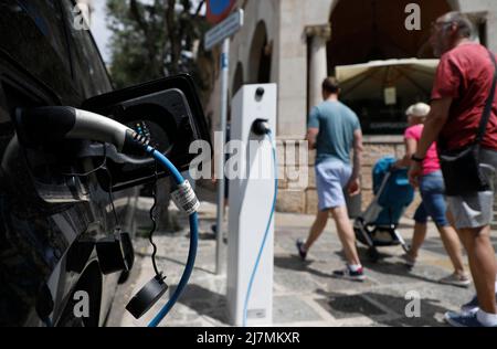 Palma, Spagna. 09th maggio 2022. Un'auto elettrica è collegata a una stazione di ricarica nel centro di Palma. La rete di stazioni di ricarica per i veicoli elettrici è in crescita, sia negli spazi pubblici che nelle infrastrutture turistiche di Maiorca. Credit: Clara Margais/dpa/Alamy Live News Foto Stock