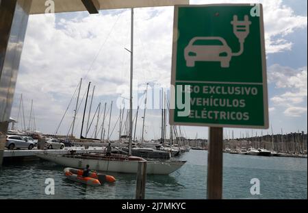 Palma, Spagna. 09th maggio 2022. Al porto di Palma di Maiorca, c'è un cartello che recita "uso esclusivo per veicoli elettrici". La rete di stazioni di ricarica per i veicoli elettrici è in crescita, sia negli spazi pubblici che nelle infrastrutture turistiche di Maiorca. Credit: Clara Margais/dpa/Alamy Live News Foto Stock