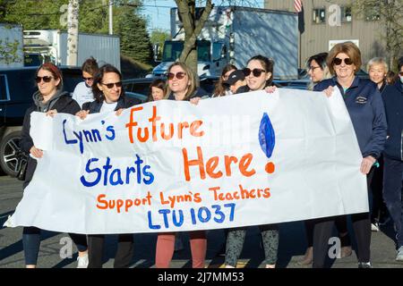 9 maggio 2022, Lynn, ma. I membri dell'Unione degli insegnanti si sono riuniti di fronte all'Amministrazione dell'Ufficio delle scuole pubbliche di Lynn prima della riunione del sottoComitato Athletic Foto Stock