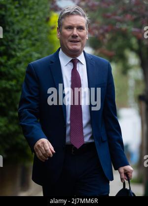 Londra, Regno Unito. 10th maggio 2022. Sir Keir Starmer lascia la sua casa prima dell'apertura di Stato del Parlamento. Il leader laburista ha detto che si dimetterà se la polizia lo multa per aver violato le regole di blocco covido. (Credit Image: © Tejas Sandhu/SOPA Images via ZUMA Press Wire) Foto Stock