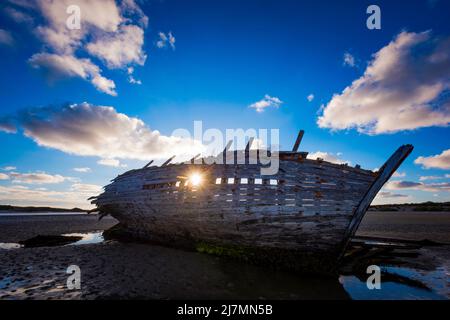 Tramonto a Matteraclougher spiaggia Bungeg, Bun Beag, Cara na Mara (amico del mare) Bad Eddie, Eddie's Boat, Donegal Irlanda Foto Stock