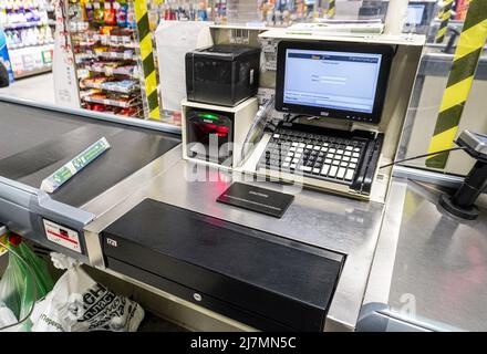 Samara, Russia - 2 maggio 2022: Vista del cash desk in una catena ipermercato Perekrestok Foto Stock