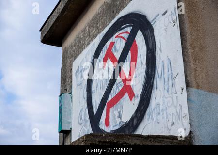 Martello simbolo russo e graffiti falce sbarrati. Sanzioni contro la Russia. Fermare la guerra in Ucraina Foto Stock