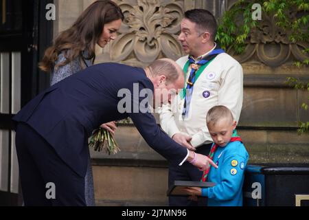 Il Duca e la Duchessa di Cambridge parlano con Archie McWilliams, di 7 anni, del primo gruppo Scout di Longford a Stretford, E lo zio Greater Manchester West Scouts' County Commissioner Andy Farrell, che partirà dopo aver partecipato all'apertura ufficiale del Glade of Light Memorial, commemorando le vittime dell'attacco terroristico del 22nd maggio 2017 alla Manchester Arena. Data foto: Martedì 10 maggio 2022. Foto Stock