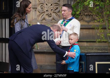 Il Duca e la Duchessa di Cambridge parlano con Archie McWilliams, di 7 anni, del primo gruppo Scout di Longford a Stretford, E lo zio Greater Manchester West Scouts' County Commissioner Andy Farrell, che partirà dopo aver partecipato all'apertura ufficiale del Glade of Light Memorial, commemorando le vittime dell'attacco terroristico del 22nd maggio 2017 alla Manchester Arena. Data foto: Martedì 10 maggio 2022. Foto Stock