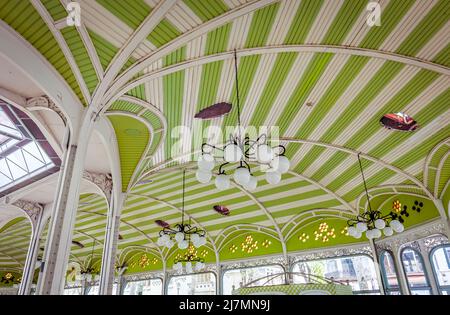 VICHY, FRANCIA, 12 APRILE 2022 : decori esterni delle terme delle cupole Foto Stock