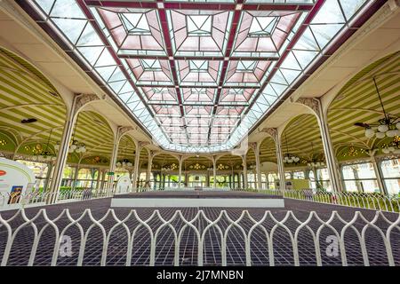 VICHY, FRANCIA, 12 APRILE 2022 : decori esterni delle terme delle cupole Foto Stock