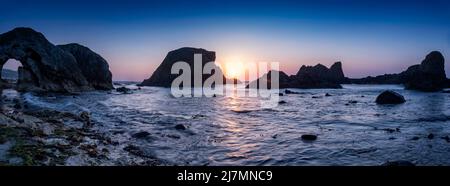 Sunset, Ballintoy, White Park Bay, Causeway Costal Route, County Antrim, Irlanda del Nord Foto Stock