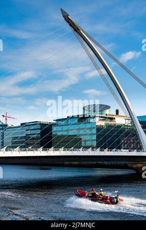 Sviluppo della città moderna lungofiume, con ponti e architettura moderni, Samuel Beckett Bridge, Dublino, Irlanda Foto Stock
