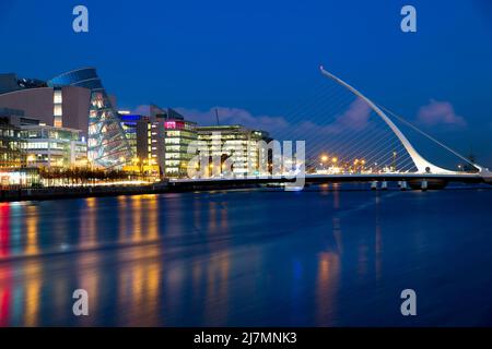 Sviluppo della città moderna lungo il fiume, con ponti e architettura moderni, ponte Samuel Becket e Dublin Conference Centre, fiume Liffy, Dublino Irlanda Foto Stock