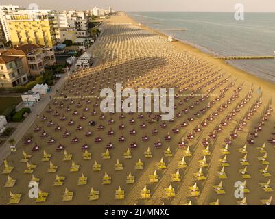 Spiaggia dorata di Jesolo con lettini e ombrelloni in estate vista dal mare durante le giornate di sole Foto Stock