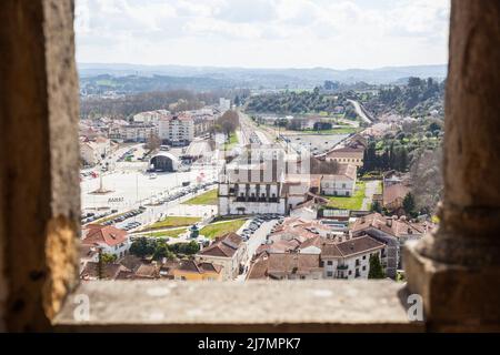 Vista dal castello di Tomar verso la città di Tomar Portogallo Foto Stock