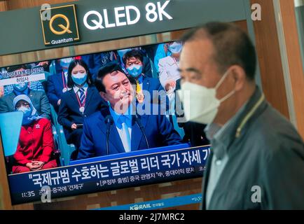 Inaugurazione del Presidente sudcoreano Yoon Suk-Yeol, 10 maggio 2022 : uno schermo TV alla stazione di Seoul che mostra una trasmissione dal vivo del neo eletto presidente sudcoreano Yoon Suk-Yeol inauguration a Seoul, Corea del Sud. Credit: Lee Jae-Won/AFLO/Alamy Live News Foto Stock