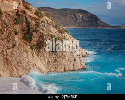 Nessuno sulla spiaggia di Kaputas, mare della costa mediterranea, Kas, Turchia. Costa di Lycia nella giornata invernale durante le vacanze Foto Stock