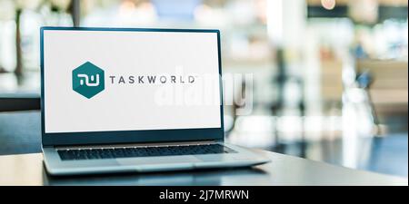 POZNAN, POL - Oct 22, 2021: Computer portatile con logo Taskworld, una piattaforma di collaborazione basata su cloud Foto Stock