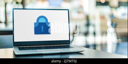 POZNAN, POL - NOV 20, 2021: Computer portatile che mostra il logo di Microsoft Tunnel Foto Stock