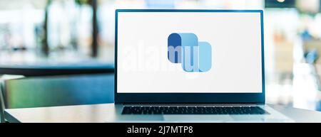 POZNAN, POL - 20 NOVEMBRE 2021: Computer portatile con logo di Microsoft Dynamics 365 Supply Chain Management Foto Stock