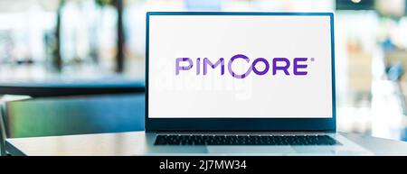 POZNAN, POL - DEC 8, 2021: Computer portatile che visualizza il logo di Pimcore, una piattaforma software open-source PHP aziendale Foto Stock