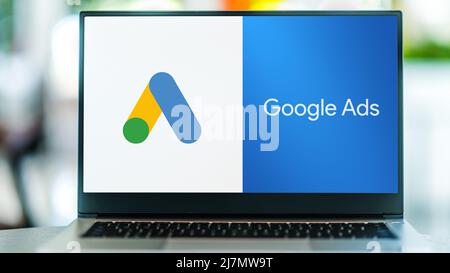 POZNAN, POL - SEP 22, 2021: Computer portatile che visualizza il logo di Google Ads, una piattaforma pubblicitaria online sviluppata da Google Foto Stock