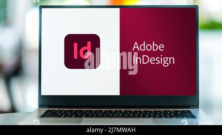 POZNAN, POL - SEP 22, 2021: Computer portatile che visualizza il logo di Adobe InDesign, un'applicazione software per desktop publishing e typesetting prodotta da Un Foto Stock