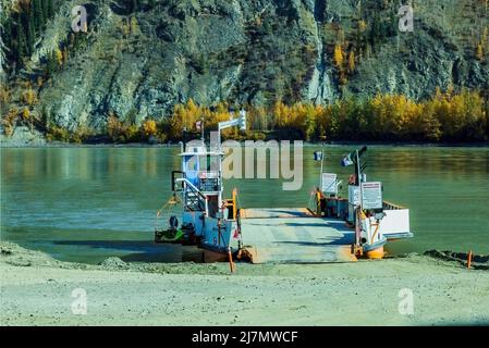Traghetto che attraversa il fiume Yukon a Dawson City, Yukon Foto Stock