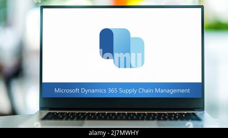 POZNAN, POL - 20 NOVEMBRE 2021: Computer portatile con logo di Microsoft Dynamics 365 Supply Chain Management Foto Stock