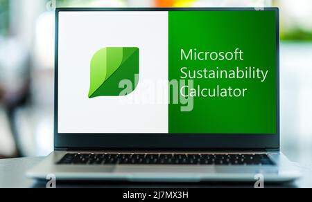 POZNAN, POL - Apr 7, 2022: Computer portatile che visualizza il logo di Microsoft Sustainability Calculator Foto Stock