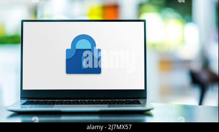 POZNAN, POL - NOV 20, 2021: Computer portatile che mostra il logo di Microsoft Tunnel Foto Stock