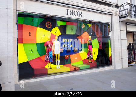 Dior negozio vista esterna vetrina in New Bond Street post pandemic in Mayfair West London Inghilterra UK 2022 KATHY DEWITT Foto Stock