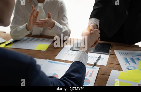 Business persone che scuotono le mani, finendo riunione, business etiquette, congratulazioni, fusione e concetto di acquisizione Foto Stock