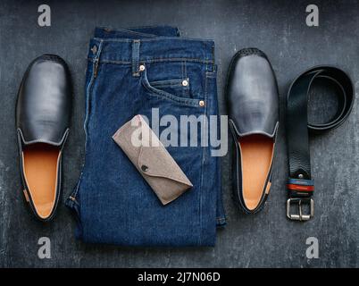 Abbigliamento casual uomo e accessori, jeans, scarpe, cintura in vita e custodia occhiali, piatto Foto Stock