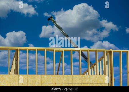 Copertura in legno travi a traliccio per l'installazione di strutture edili Foto Stock