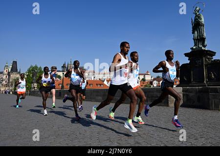 Praga, Repubblica Ceca. 08th maggio 2022. La maratona di Praga Volkswagen, raffigurata il 8 maggio 2022, sul Ponte Carlo di Praga, Repubblica Ceca. Sullo sfondo si vede il Castello di Praga. Credit: Ondrej Deml/CTK Photo/Alamy Live News Foto Stock